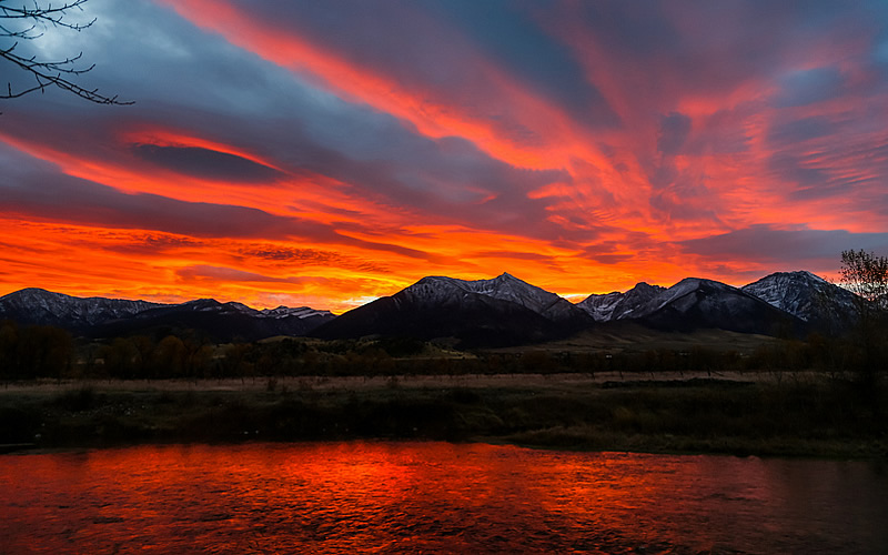 Red sunset over the Yellowstone River